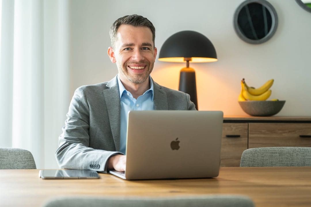 Daniel Leuchter von leuchter.org am Laptop — gestaltet moderne Websites für Restaurants und hat die Tavolo-Demoseiten entworfen.