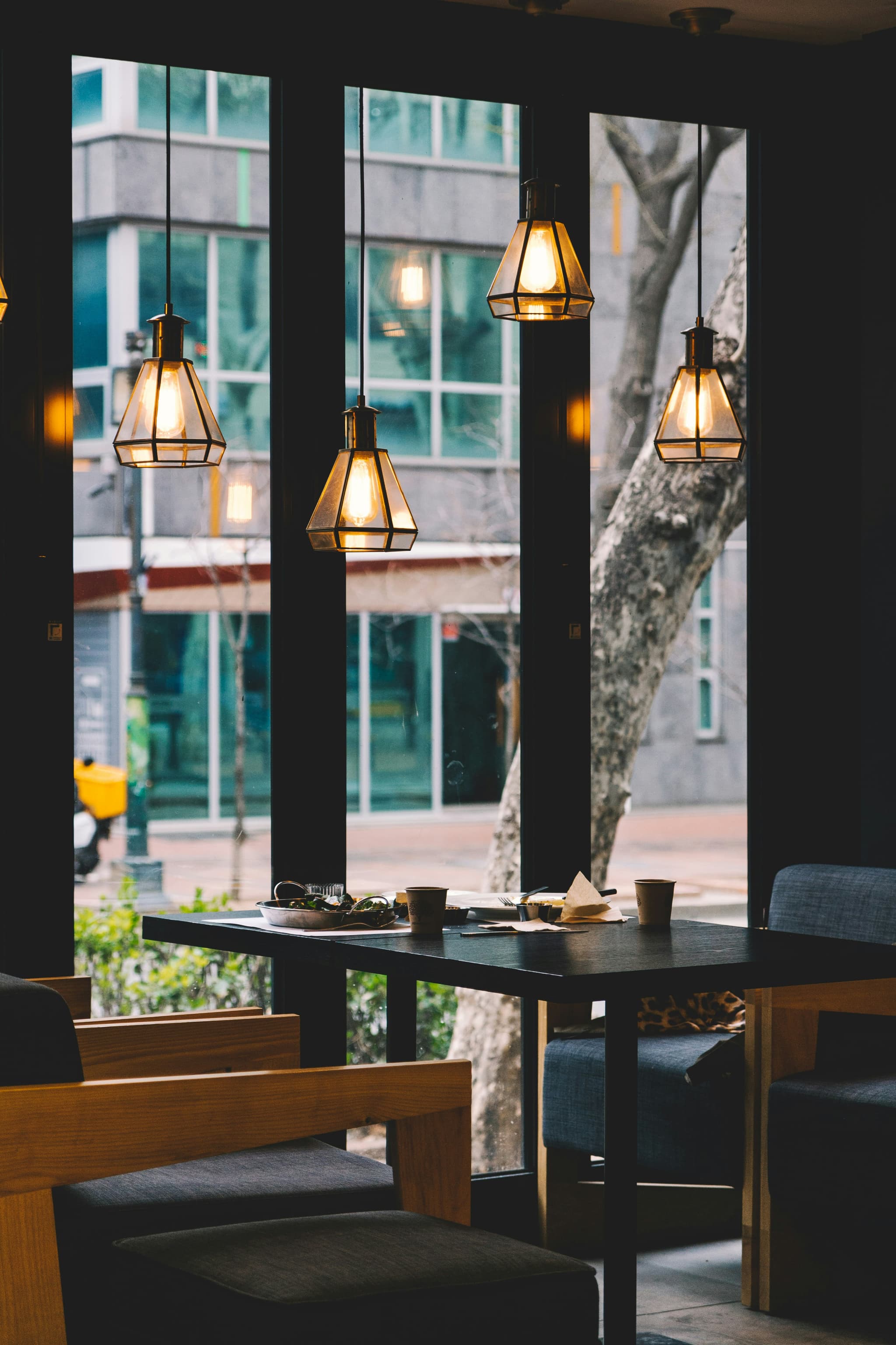 Gemütliches Restaurant mit Hängelampen — atmosphärische Gastronomie die Tavolo direkt testet, ohne Demo-Umweg.