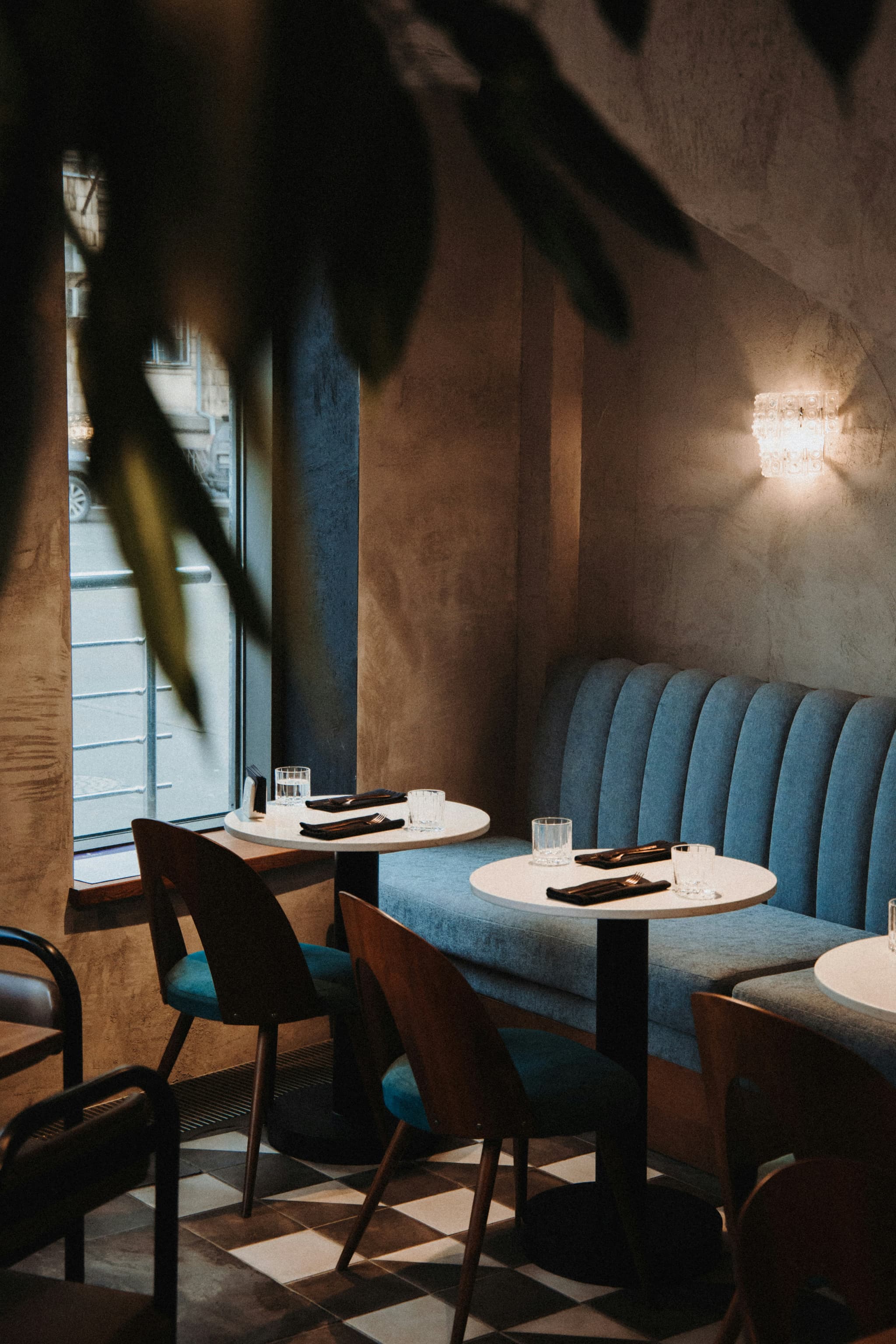 Intimes Restaurant mit Samtbank-Booth-Seating und Stimmungsbeleuchtung — Gastronomie die mit Tavolo No-Shows um 60 % senkt und damit teure leere Tische verhindert.