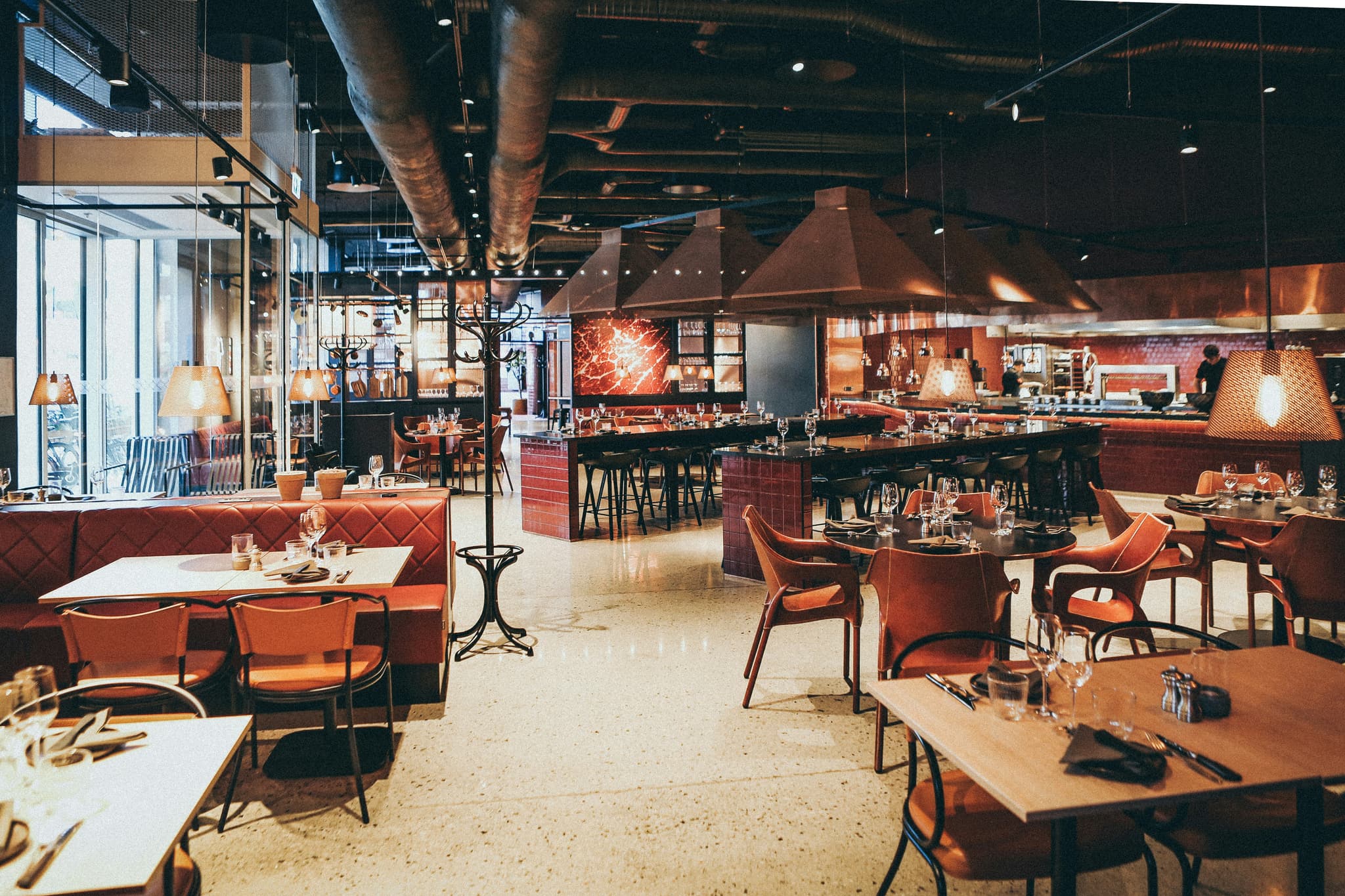 Modernes Restaurant mit Kupfer-Hängelampen — Beispiel eines Restaurants wie es in der Tavolo-Demo personalisiert nachgebaut wird.