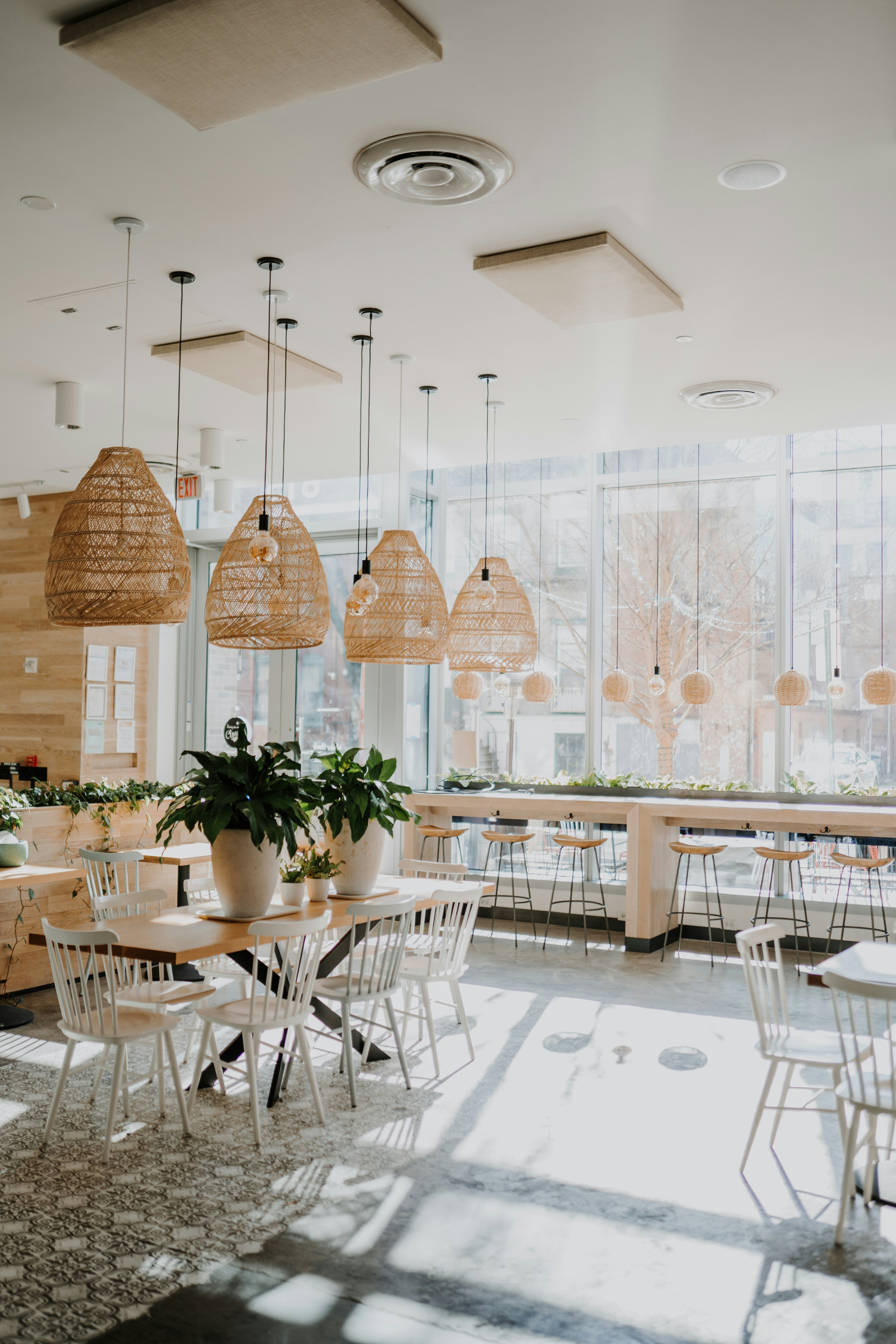 Helles modernes Restaurant — sinnbildlich für klare, übersichtliche Strukturen
